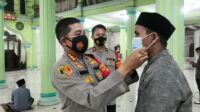 Kapolresta Tangerang Kombes Pol Wahyu Sri Bintoro kembali melaksanakan kegiatan Polisi Salat Berjamaah (Pos Sajam) di Masjid Jamie Al-Barokah, Desa Talaga, Kecamatan Cikupa, Kabupaten Tangerang, Selasa (12/1/2021).
