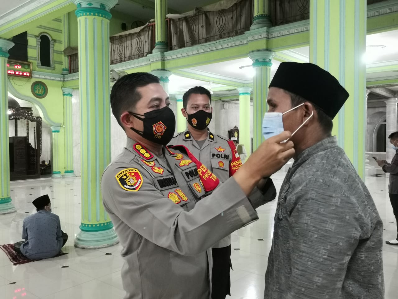 Kapolresta Tangerang Kombes Pol Wahyu Sri Bintoro kembali melaksanakan kegiatan Polisi Salat Berjamaah (Pos Sajam) di Masjid Jamie Al-Barokah, Desa Talaga, Kecamatan Cikupa, Kabupaten Tangerang, Selasa (12/1/2021).
