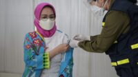 Walikota Tangerang Selatan saat menjalani vaksin