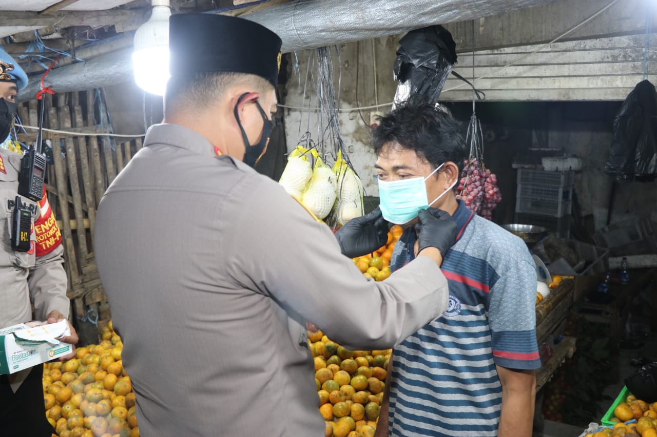 Kombes Pol Wahyu Sri Bintoro mendatangi Pasar Kresek, Kecamatan Kresek, Kabupaten Tangerang, Rabu (13/1/2021).