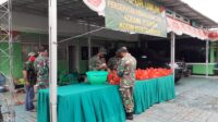 DAPUR UMUM: Anggota TNI Koramil Kresek merapihkan makanan siap saji untuk dibagikan ke warga terdampak Covid-19 di dua kecamatan, Senin 4 Desember 2021
