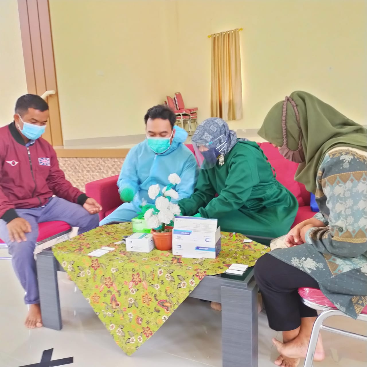 RAPID TEST: Guru SMK Islam Insan Mulia, Kecamatan Pagedangan, Kabupaten Tangerang, dirapid test untuk memastikan terhindar dari virus Corona, kemarin.