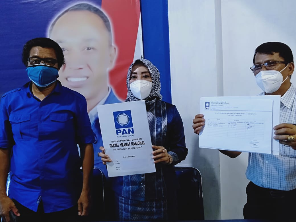 Sri Panggung Lestari mengambil formulir pencalonan sebagai Ketua DPD PAN Kabupaten Tangerang, yang diterima Ketua panitia Steering Committee (SC) Pince Hariman, Rabu (13/1).