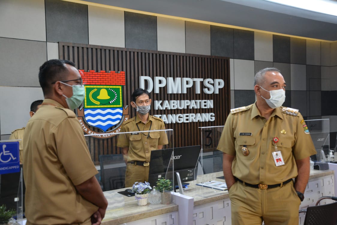 SIDAK: Bupati Tangerang A. Zaki Iskandar (kanan) melakukan sidak di awal masuk kerja 2021 di kantor dinas dan kecamatan, Senin (4/1).