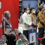 Presiden RI Joko Widodo hadir dalam pelaksanaan vaksinasi Covid-19 bagi 5.512 insan pers di Hall A Basket Gelora Bung Karno, Senayan, Jakarta Pusat, pada hari pertama, Kamis 25 Februari 2021. Dari jumlah penerima vaksin tersebut, 512 di antaranya adalah peserta yang mendaftar saat Hari Pers Nasional (HPN) 2021.