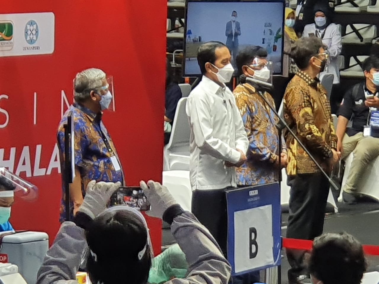 Presiden RI Joko Widodo hadir dalam pelaksanaan vaksinasi Covid-19 bagi 5.512 insan pers di Hall A Basket Gelora Bung Karno, Senayan, Jakarta Pusat, pada hari pertama, Kamis 25 Februari 2021. Dari jumlah penerima vaksin tersebut, 512 di antaranya adalah peserta yang mendaftar saat Hari Pers Nasional (HPN) 2021.