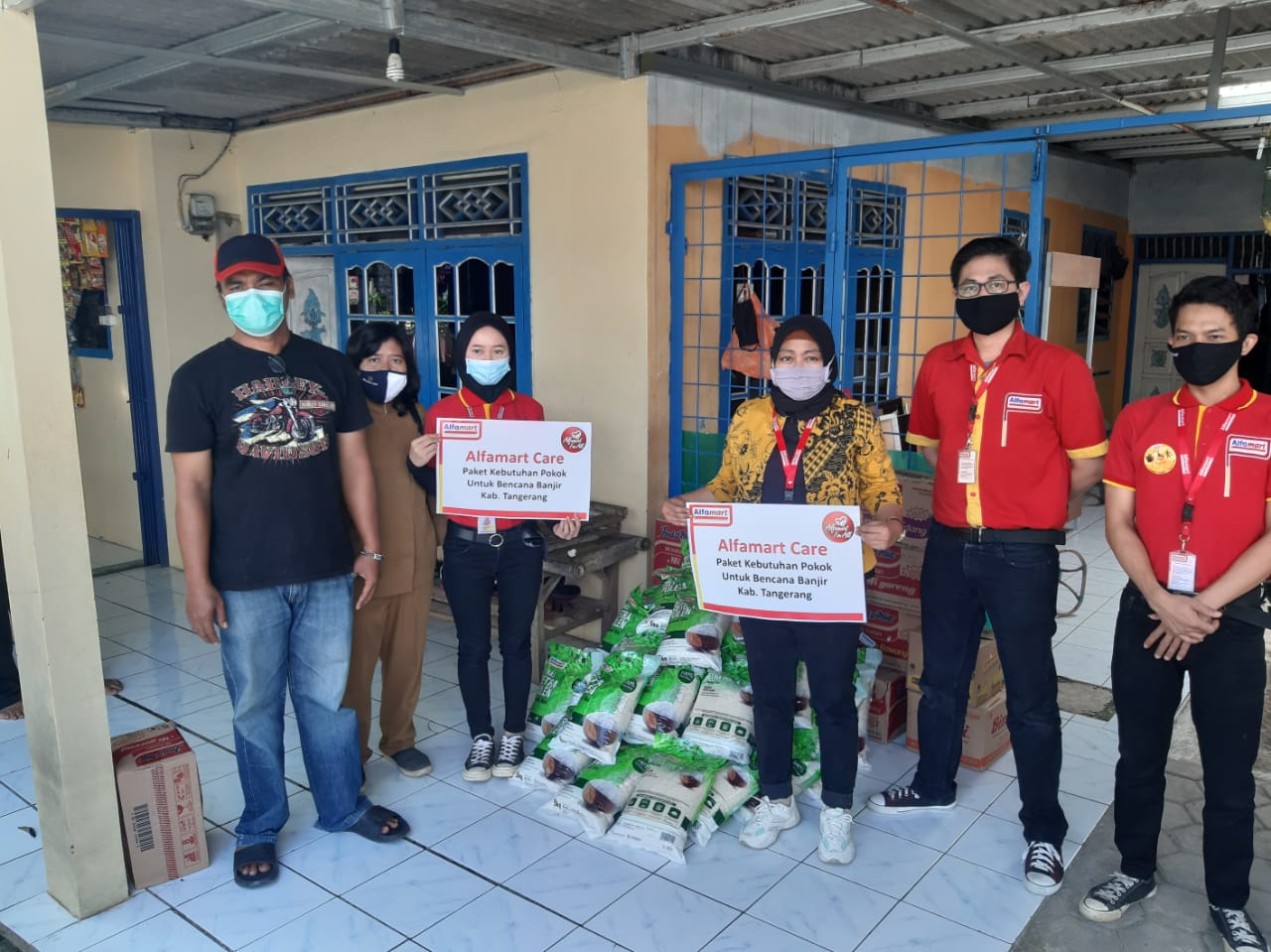 Alfamart Salurkan Bantuan Banjir di Kabupaten Tangerang
