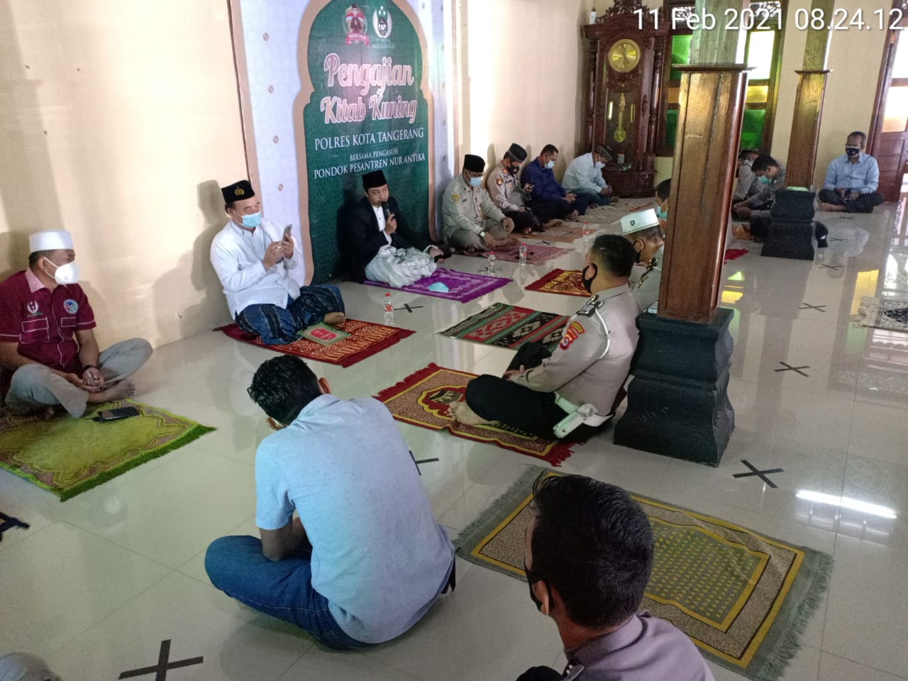personel Polresta Tangerang di Masjid Al-Latif Polresta Tangerang Polda Banten, Kamis (11/2/2021)