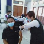 Sekitar 20 wartawan di Kabupaten Tangerang disuntik vaksin covid-19 di gedung serba guna (GSG) Kabupaten Tangerang di Tigaraksa, Sabtu (27/2/2021).