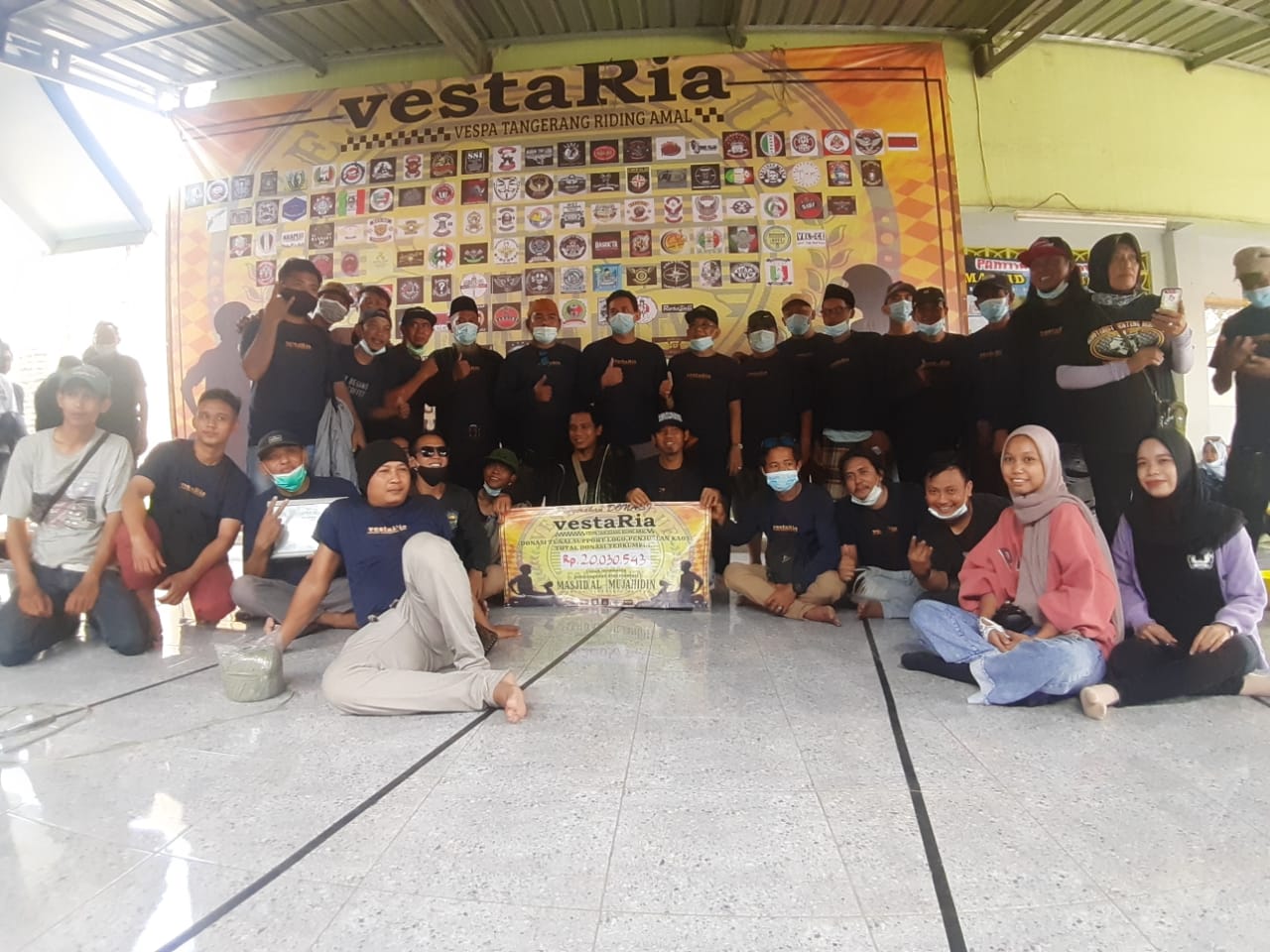 Komunitas pecinta Vespa di Tangerang, Banten, yang tergabung dalam Vespa Tangerang Riding Amal (Vestaria), menggelar kegiatan bakti sosial (baksos) berupa pengumpulan donasi bagi pembangunan masjid Al-Muhajidin di Kampung Sodong, Desa Sodong, Kecamatan Tigaraksa, pada Minggu (28/2/2021).