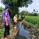 Mengantisipasi datangnya banjir di Desa Lontar Kecamatan Kemiri Kabupaten Tangerang, Babinsa Desa Lontar Koramil 09/Mauk Kodim 0510/Trs bersama Warga Desa Lontar melakukan normalisasi saluran air.