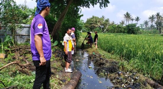 Mengantisipasi datangnya banjir di Desa Lontar Kecamatan Kemiri Kabupaten Tangerang, Babinsa Desa Lontar Koramil 09/Mauk Kodim 0510/Trs bersama Warga Desa Lontar melakukan normalisasi saluran air.