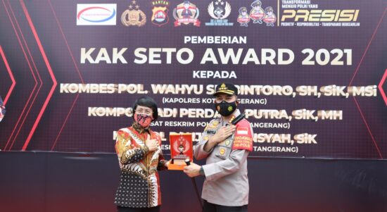 Jajaran Polresta Tangerang Polda Banten mendapatkan penghargaan Kak Seto Award, Senin (8/3/2021). Penghargaan diberikan pada upacara yang dilaksanakan di Lapangan Polresta Tangerang. Penghargaan diberikan langsung oleh Ketua Lembaga Perlindungan Anak Indonesia (LPAI) Seto Mulyadi atau karib disapa Kak Seto.