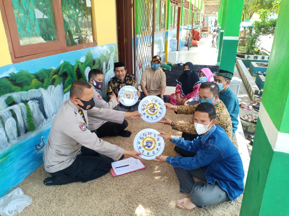 BERIKAN JAM DINDING: Polresta Tangerang memberikan jam dinding dan sembako ke guru SMA Darussalam Badak Anom, Kecamatan Sindang Jaya, Kabupaten Tangerang,