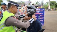 Hari ke 9 Operasi Keselamatan, Kapolda Banten Berikan Helm Kepada Pelanggar