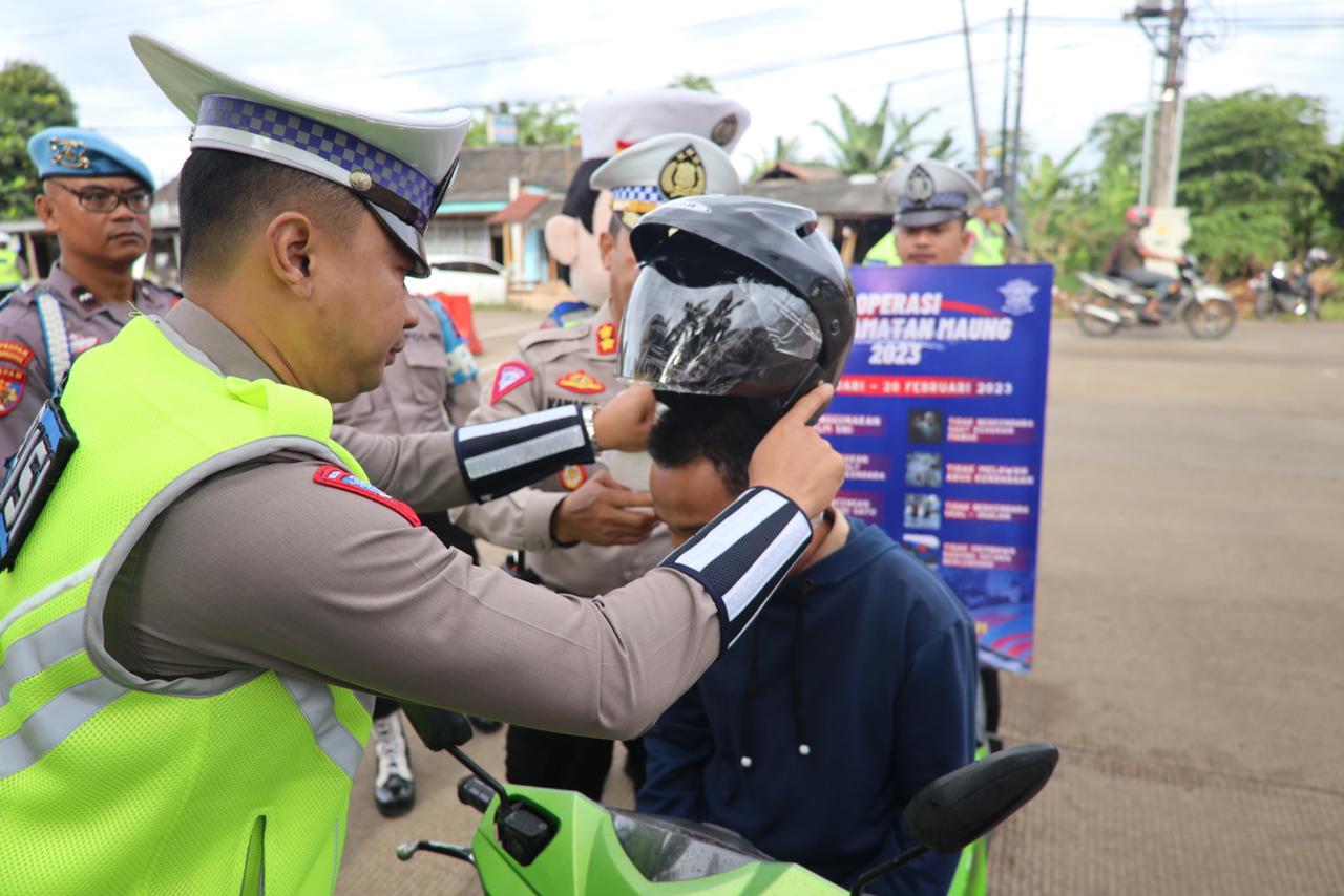 Hari ke 9 Operasi Keselamatan, Kapolda Banten Berikan Helm Kepada Pelanggar
