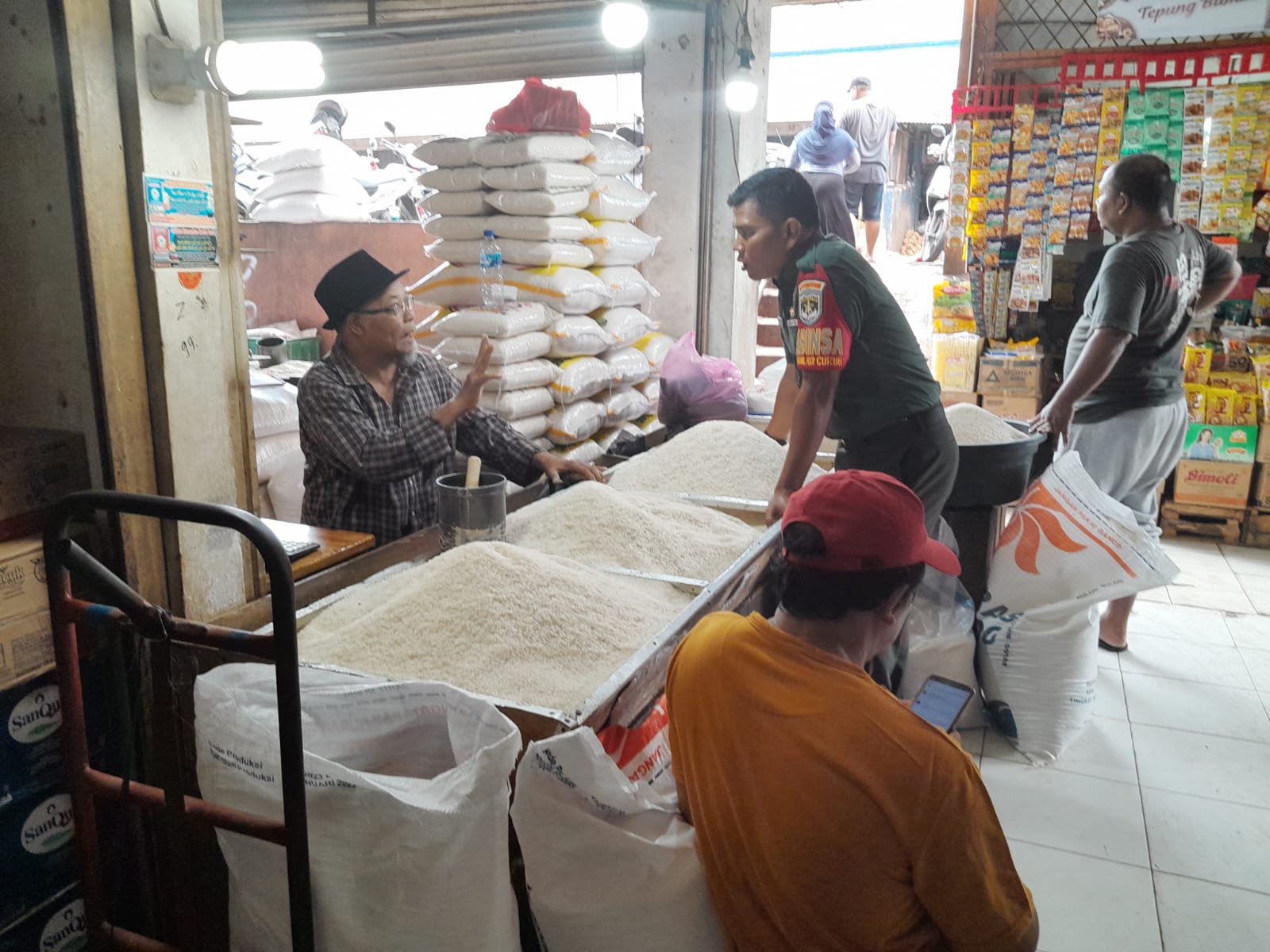 Cek Harga Sembako di Bulan Ramadhan, Babinsa Kelapa Dua Turun Ke Pasar