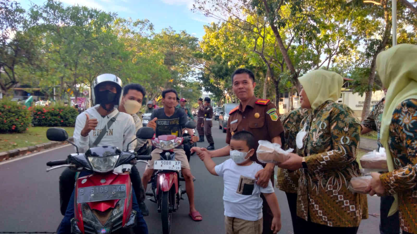 Ibu-Ibu Jaksa Kejari Kabupaten Tangerang Bagi-bagi Takjil