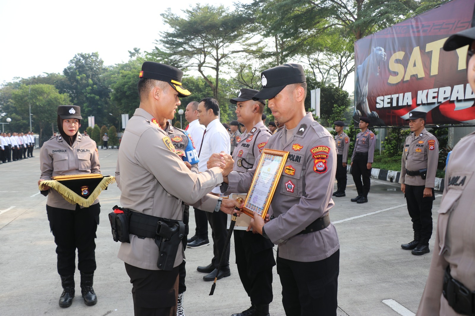 Kapolresta Tangerang Beri Penghargaan kepada Personel Berprestasi